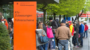 Warteschlange vor KFZ-Zulassungsstelle