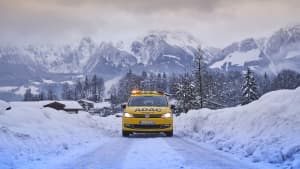 ADAC Pannenhilfe in winterlicher Landschaft vor Bergkulisse