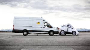 Kleintransporter fährt auf Autoatrappe