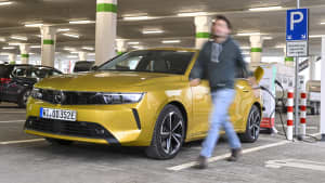 Ein gelber Opel Astra Hybrid beim Laden in der Parkgarage