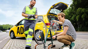 Ein gelber Engel hilft einem Fahrradfahrer in Berln