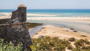 Blick von Cacela Velha auf die Sandbänke der Ria Formosa