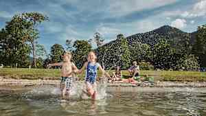 Kinder haben Spass beim Baden im See