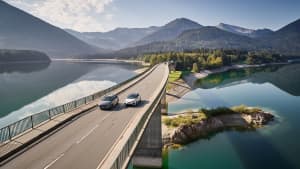 Autos fahren über den Sylvensteinspeicher
