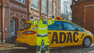 ADAC Straßenwachtfahrer Marko Lachmann zeigt eine Übung zur Prävention von Rückenschmerzen auf langen Autofahrten