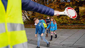 Schulkinder auf dem Gehweg