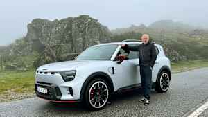Redakteuer Wolfgang Rudschies steht neben der Fahrerseite des Smart #5