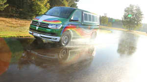 Der bunte VW Bus Multivan beim Sommerreifentest 2019 in Italien auf nasser Fahrbahn