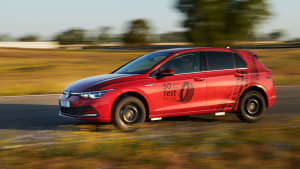 VW Golf auf der Fahrbahn beim Sommerreifentest 2023