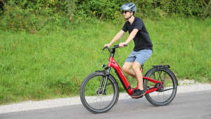 Das Specialized Turbo Como 5.0 E-Bike fahrend fotografiert