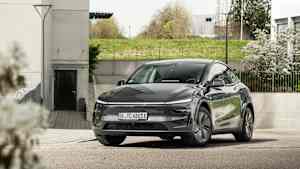 Frontansicht eines fahrenden Tesla Model Y