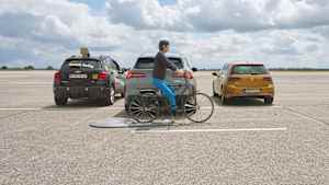 Ein Fahrrad Dummy fäht hinter drei Autos beim Test der Notbremssysteme