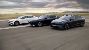 Outdooraufnahme des BMW i7, Mercedes EQS580 und NIO ET7 während der Fahrt