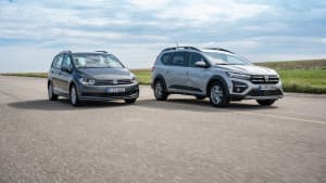 Der Dacia Jogger und VW Touran fahrend nebeneinander