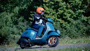 Ein Mann fährt auf einer Vespa GTV Officina 8 310 