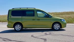 Der VW Caddy California Maxi stehend seitlich zu sehen
