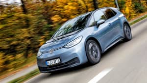 Front und Seitenansicht eines fahrenden VW ID3