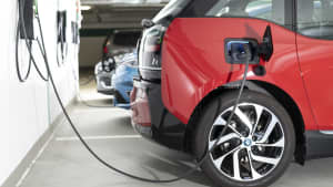 Ladevorgang von Elektroautos durch Wallboxen Lastmanagement in der ADAC Tiefgarage