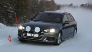 Ein Auto fährt im Schnee