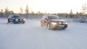 Zwei Autos fahren auf der Teststrecke in Ivalo für den Winterreifentest