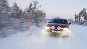 Ein Auto fährt beim Winterreifentest in Finnland