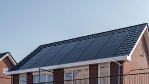 Haus mit im Dach integrierten Solarpanelen