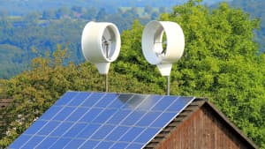 Zwei kleine Windkraftanlagen auf dem Dach