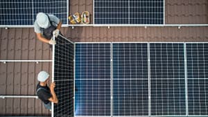 Techniker installieren Solaranlagen auf einem Dach