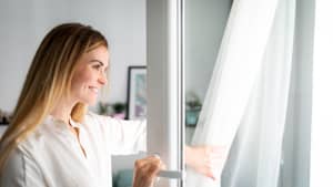 Eine Frau öffnet das Fenster