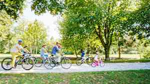 Eine Familie die gemeinsam Fahrrad fährt