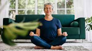 Ein Frau macht Yoga