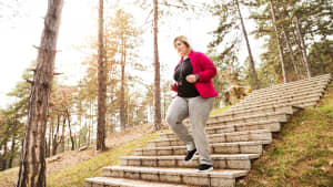 Eine übergewichtige Frau die an Diabetes Typ 2 leidet beim Sport machen draussen