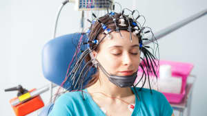Eine Frau beim EEG