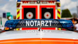 Krankenwagen und Notarzt hintereinander