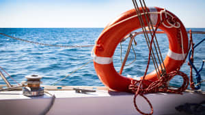 Ein Rettungsring an einem Boot