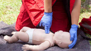 Erste Hilfe bei Kleinkindern an einem Dummy