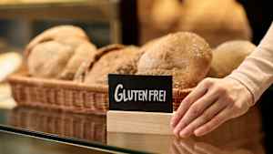 Eine Bäckerei präsentiert glutenfreies Brot in der Auslage