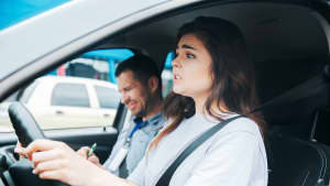Junge Frau hat Angst während einer Führerscheinprüfung