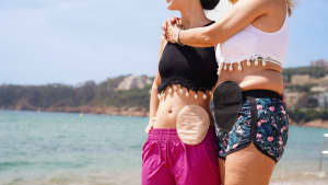 Zwei Frauen mit einem Stoma am Strand