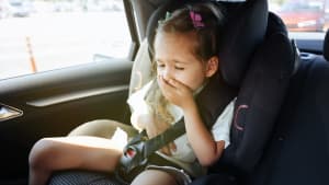 Kind leidet im Auto an Reisekrankheit