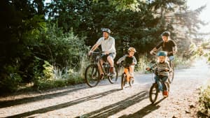 Eine Familie macht einen Fahrradausflug
