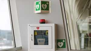 Ein Defibrillator an einer Wand an einem Flughafen
