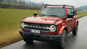 Der Ford Bronco auf einer Straße fahrend von vorne zu sehen