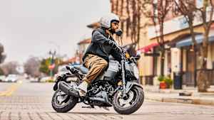 Eine Homda MSX125 Grom fahrend fotografiert