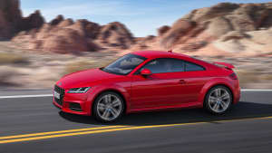 Seitenansicht eines fahrenden Audi TT