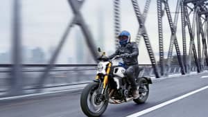 Fahraufnahme der 700 CL X Heritage