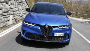 Frontansicht eines fahrenden Alfa Romeo Tonale