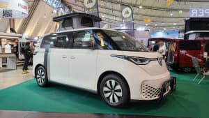 Ein weißer VW ID Buzz umgebaut zum Camper auf der Freizeitmesse CMT in Stuttgart