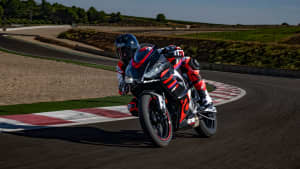 Front und Seitenansicht einer fahrenden  Aprilia RS 457