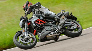 Aprilia Shiver 900 fahrend auf der Straße